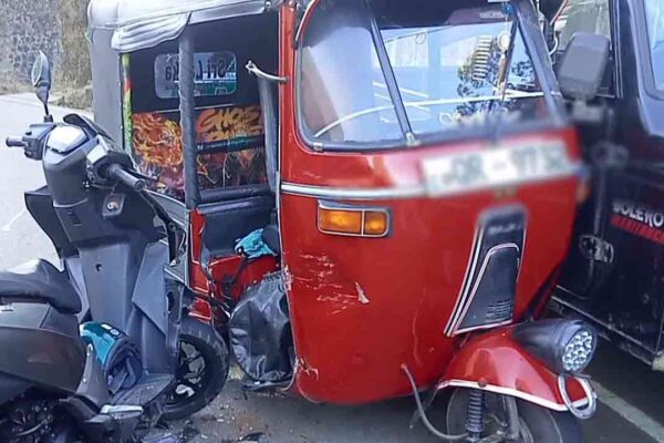 வெளிநாட்டினரை ஏற்றிச் சென்ற முச்சக்கர வண்டி விபத்து.