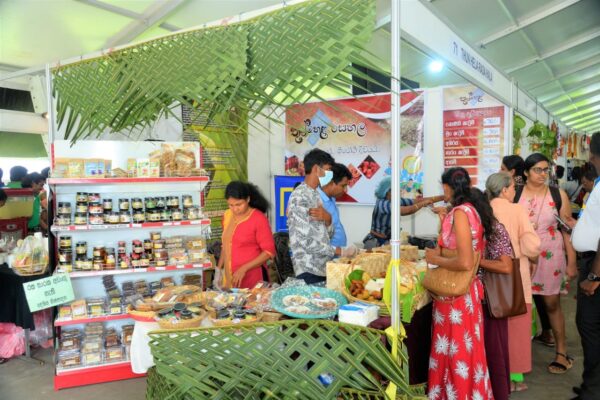 நுண் மற்றும் சிறிய அளவிலான தொழில்முனைவோர் 150 பேருடன்2025ஆம் ஆண்டிற்கான கெமி புபுதுவ புத்தாண்டுச் சந்தையை BMICHஇல் நடத்திய HNB