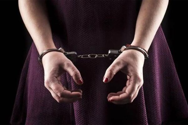 18 வயது யுவதி உட்பட மூன்று பெண்கள் கைது